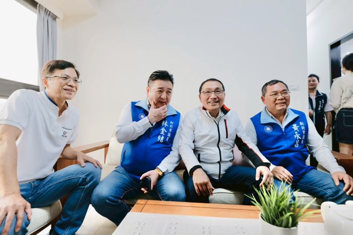 《圖說》侯友宜市長、城鄉局長黃國峰〈左及民意代表於三房型客廳合影。〈城鄉局提供〉