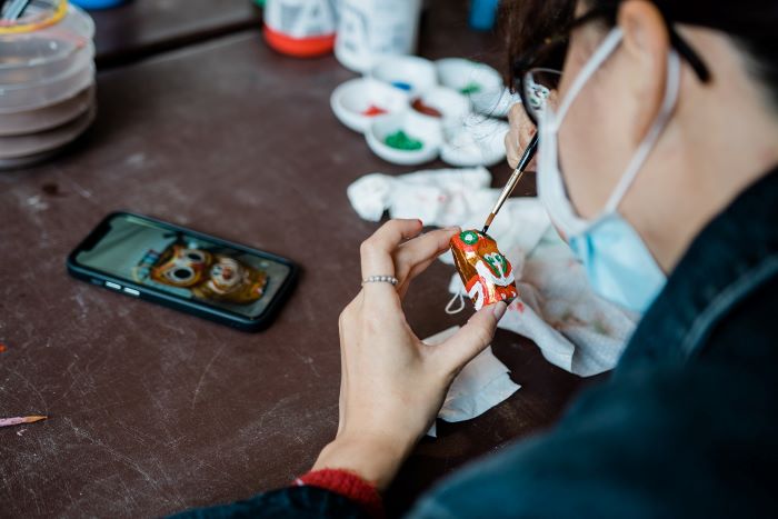 《圖說》工藝體驗中的「彩繪貓頭鷹」為緬甸文化中帶來吉祥與招財的象徵。〈文化局提供〉