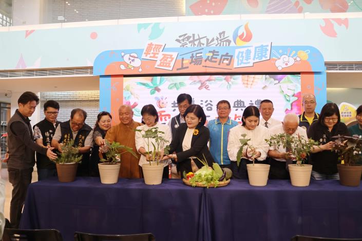張縣長等以為蔬果澆灌的行動  為活動揭開序幕
