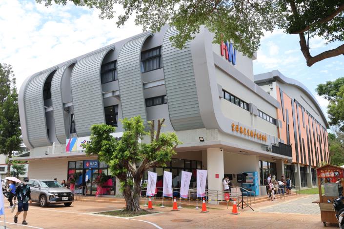 虎尾全民運動館規劃有體適能中心、綜合球場、羽球場、桌球區、多功能教室、技擊教室及舞蹈、瑜珈教室等多元空間，並設有女性健身專區，可滿足各年齡層民眾運動需求。