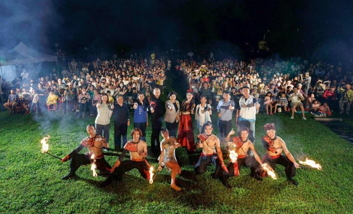 「即將成真火舞團」回台首演今晚在古坑登場，現場湧入超過2500名觀眾