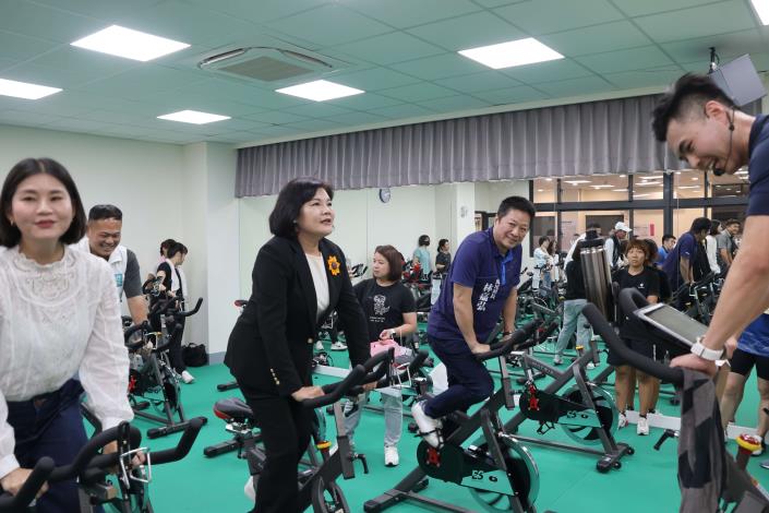 張縣長體驗腳踏車運動