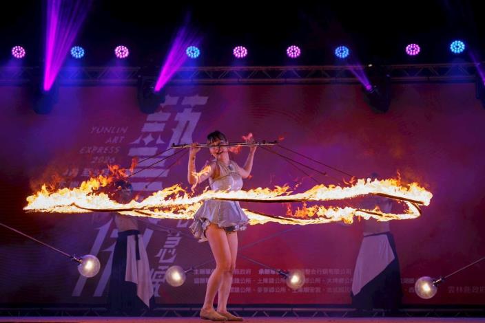 即將成真火舞團帶來震撼火舞演出，絢麗火光與精湛技藝交織，贏得現場觀眾熱烈掌聲。
