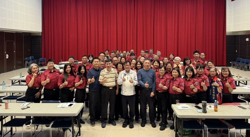 《圖說》115年義消初級幹部訓練-陳崇岳局長與參訓學員合影。〈消防局提供〉