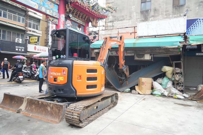 西市場第一階段拆除工程動工。