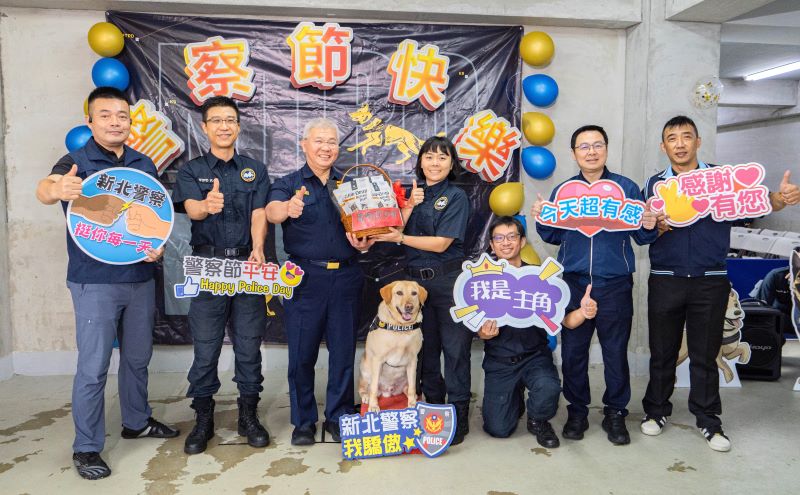 《圖說》方仰寧局長慰問警犬隊同仁，並致贈慰問品及營養口糧向領犬員及警犬夥伴們表達節日祝福與感謝。〈警察局提供〉