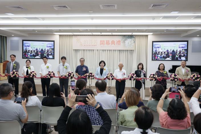 張麗善縣長等人共同為「雋永的芬芳－陳石柱膠彩典藏展」剪綵