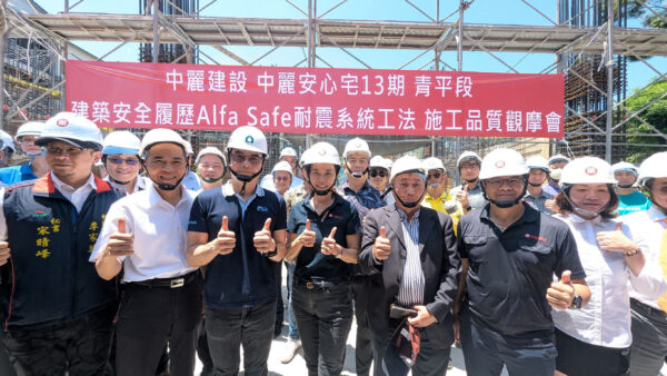 建築安全履歷協會創會理事長戴雲發於現場解說Alfa Safe耐震系統工法，強調建築安全必須兼顧設計與施工品質。（圖／建築安全履歷協會提供）