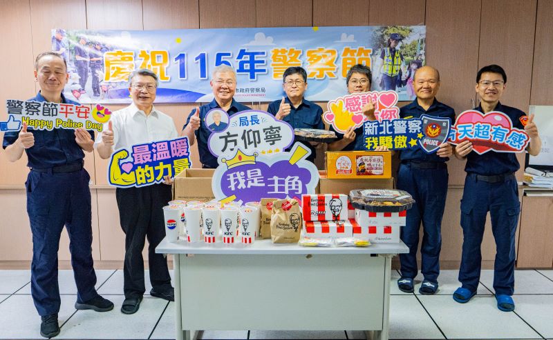 《圖說》方仰寧局長慰問警察局勤務指揮中心同仁，並致贈餐點感謝同仁堅守工作崗位。〈警察局提供〉