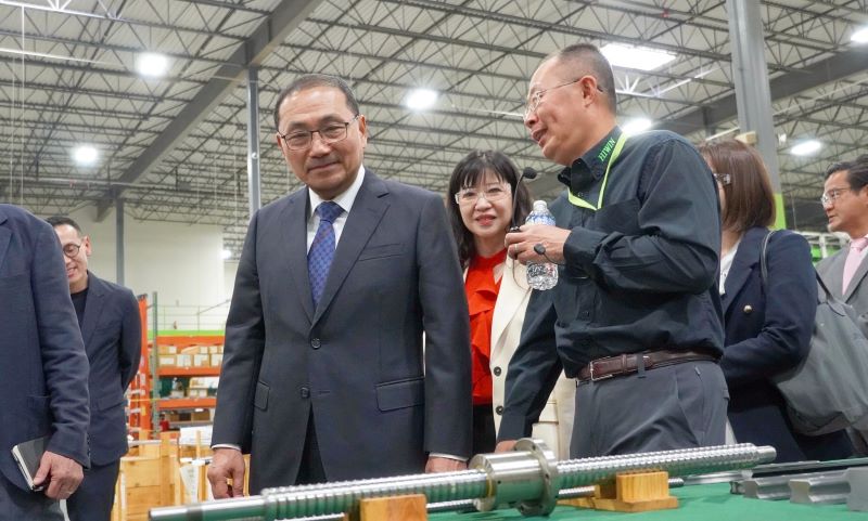 《圖說》侯友宜市長偕市府團隊參訪上銀科技，中為經發局長盛筱蓉。〈新聞局提供〉