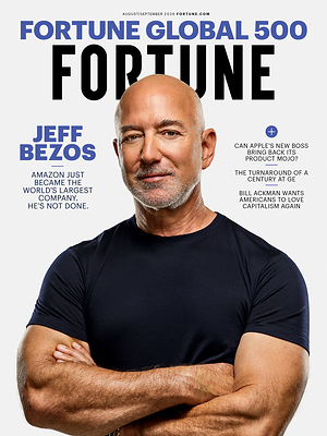 Amazon 執行主席 Jeff Bezos 榮登《財富》2026 年 8 月╱9 月號封面。封面照片由 Spencer Lowell 為《財富》拍攝。