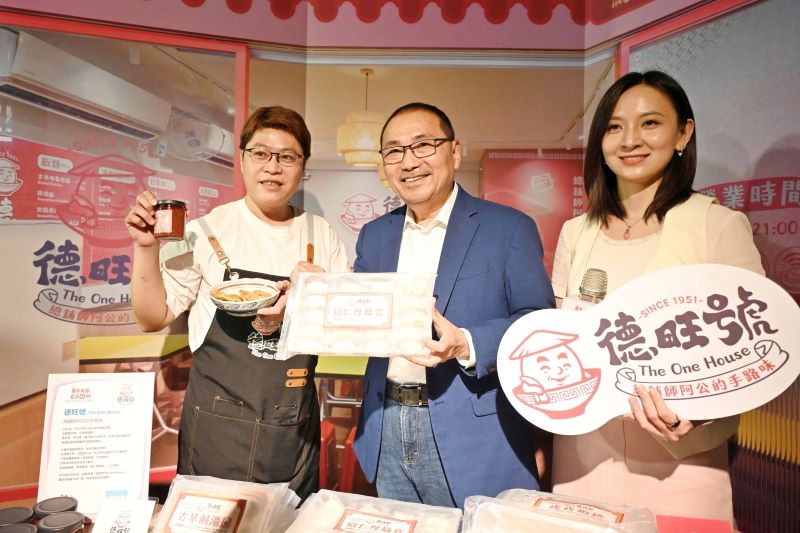 《圖說》此次參與改造店家,即日起至8月31日,推出期間限定優惠,歡迎踴躍前往,右為青年局長邱兆梅。〈文化局提供〉