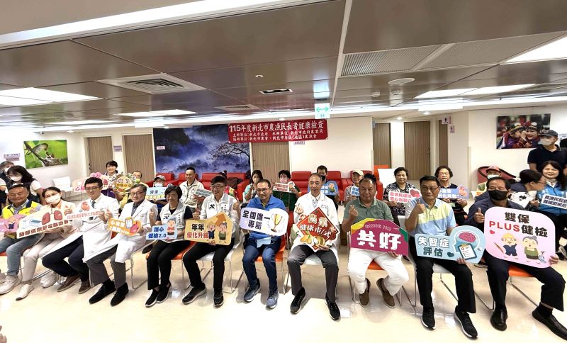 《圖說》市長侯友宜今日到新北市立聯合醫院三重院區,視察農漁民長者健檢服務合影。〈農業局提供〉