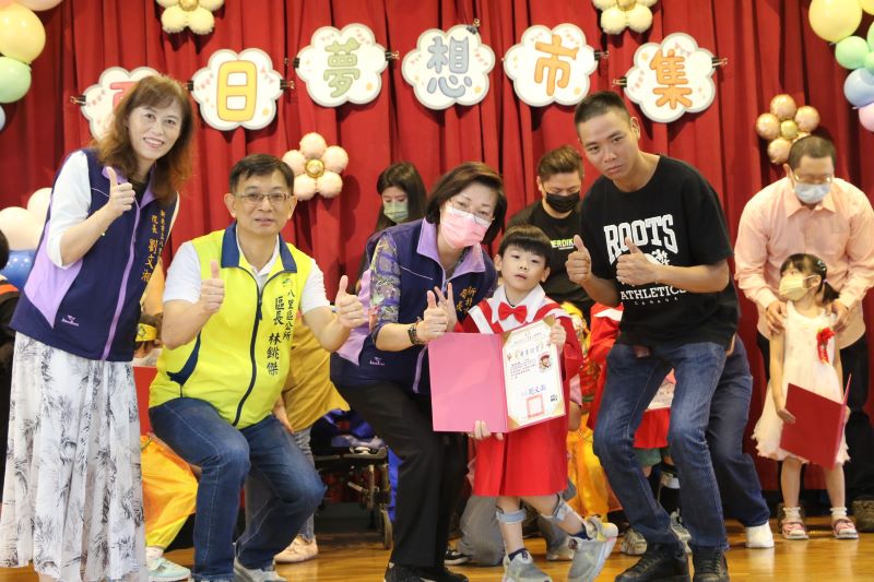 《圖說》社會局長李美珍代表侯友宜市長頒發畢業證書給慢飛天使。〈社會局提供〉