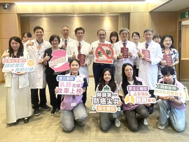《圖說》侯友宜市長表揚防癌尖兵,新北與醫護團隊攜手維護市民健康,左三為衛生局長陳潤秋。〈衛生局提供〉