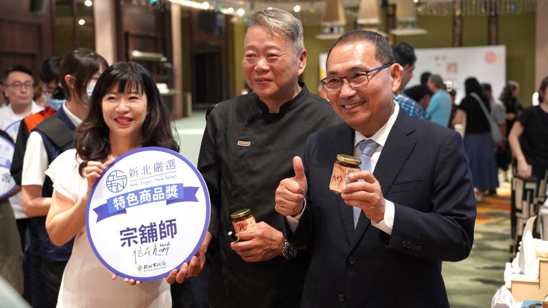 《圖說》侯友宜市長現場巡攤,與獲獎業者互動熱絡,了解特色商品與創新亮點,左為經發局長盛筱蓉。〈經發局提供〉