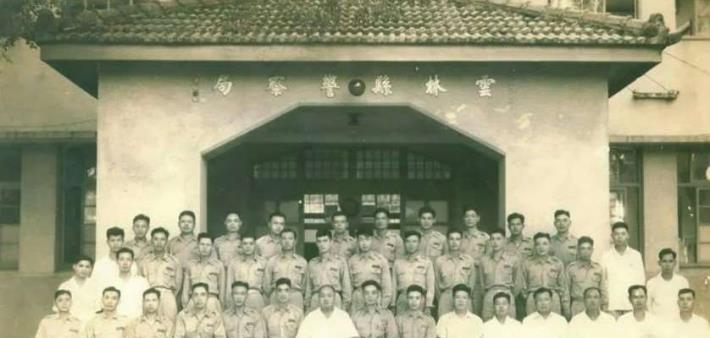 民國44 年雲林縣警察局同仁於原縣警察局合影。 資料來源：雲林縣警察局史蹟文物館