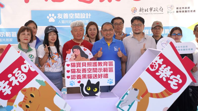 《圖說》市長與動保團體及議員進行幸福喵樂宅啟用，認養黑貓送一年免費飼料。〈動保處提供〉