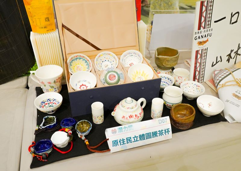 《圖說》鐵木亞沙工作室「原住民立體圖騰茶杯」以泰雅族圖騰為靈感,融合傳統文化與現代陶瓷設計,手工呈現鮮明色彩與立體線條,獲選「文創生活潛力獎」,展現文化創意融入生活的魅力。〈經發局提供〉