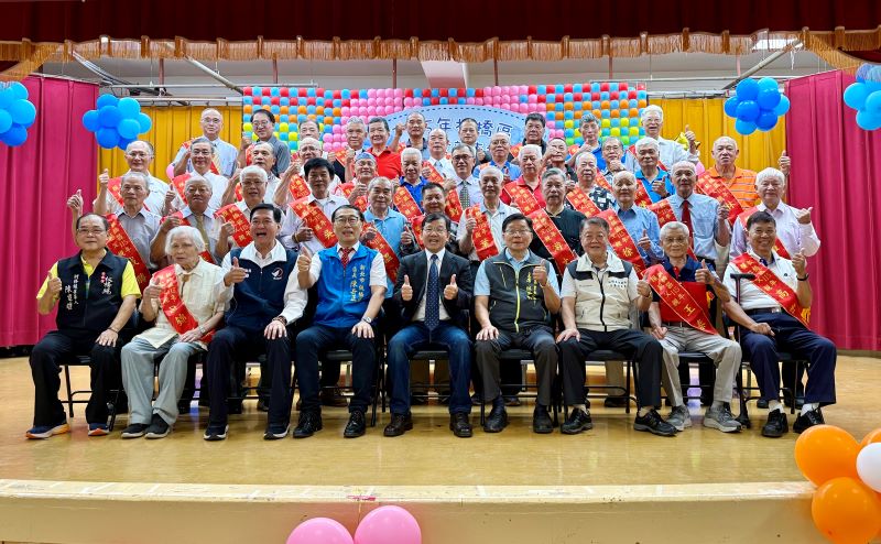 《圖說》板橋區39位模範父親合影,前排中民政局長林耀長、左四板橋區長陳奇正。〈板橋公所提供〉