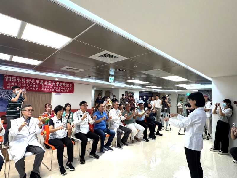 《圖說》職能治療師谷德郁(右)帶領手腦並用樂活操。〈農業局提供〉
