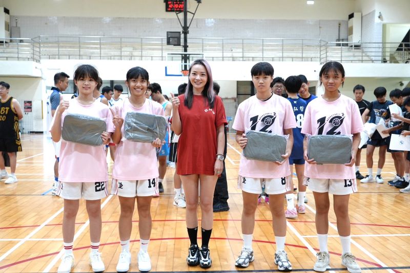 《圖說》女子交流賽球員與藝人合影。〈新莊分局提供〉