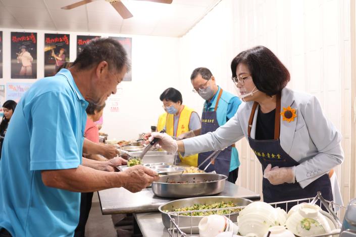 張縣長前往崙內社區長青食堂 為長輩打菜 一起共餐聊天問暖