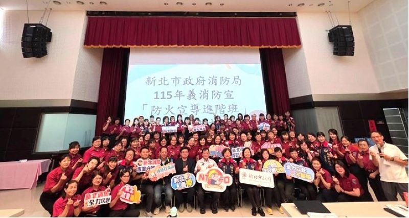 《圖說》防火宣導教官與陳崇岳局長授課講師合影留念。〈消防局提供〉