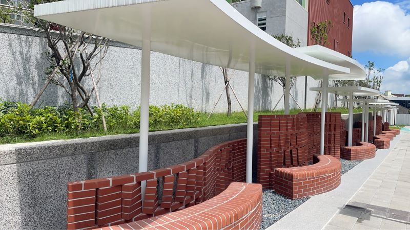 《圖說》南勢國中第二期校舍工程融入磚窯在地意象，展現校園特色與地方文化。〈教育局提供〉