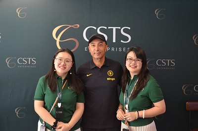 CSTS 團隊與車路士球會傳奇名宿羅伯托．迪馬提奧（Roberto Di Matteo）（中）合影。