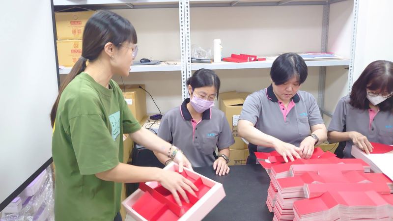 《圖說》家庭志工幫忙摺月餅禮。〈社會局提供〉