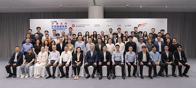 署理數字政策專員張宜偉先生，JP在上海舉行的「數據要素x滬港合作開放數據競賽2026」頒獎典禮上，與一眾隊伍、評審和支持機構合照。
